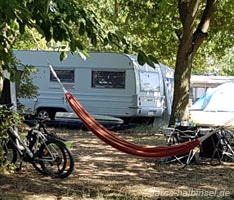 Camping mit Wohnwagen, Caravan oder Zelt auf dem Darß