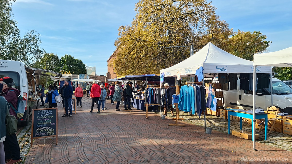 Blick auf den Regionalmarkt vor der Darßer Arche in Wieck